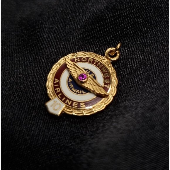 Vintage Northwest Airlines Gold-Tone 10-Year Service Pin Pendant With Ruby Accen - Picture 3 of 5